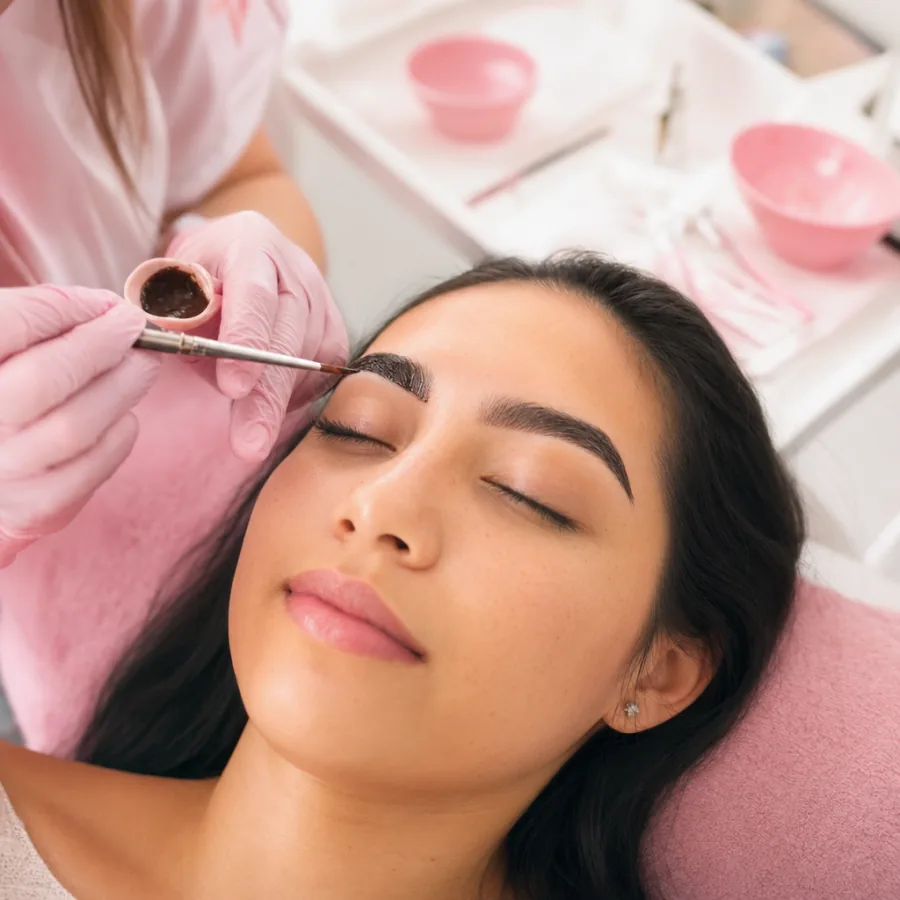Servicio profesional de cejas y pestañas en estudio limpio.